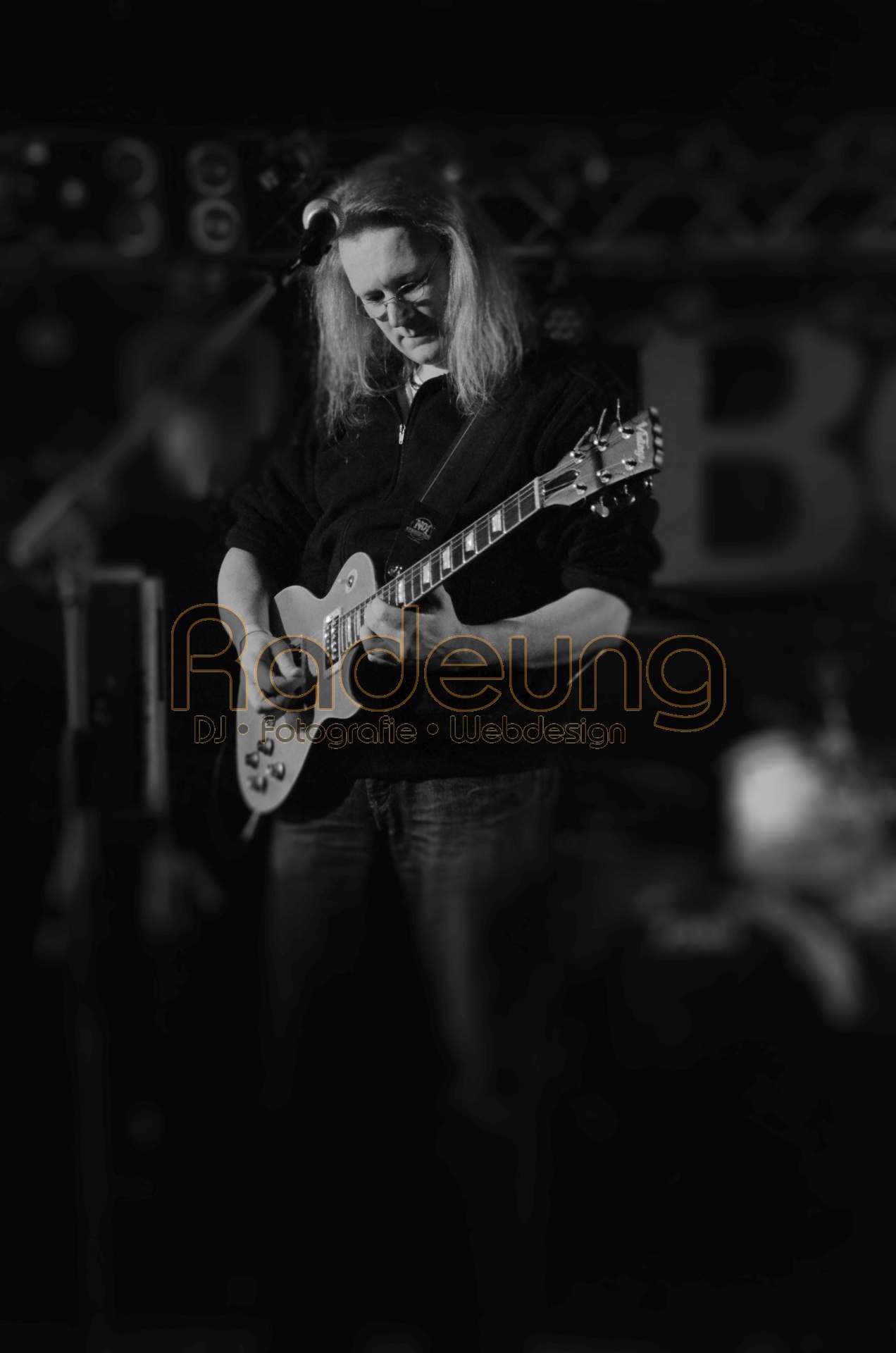 Ein Schwarz-Weiß Foto von einem Gitarristen