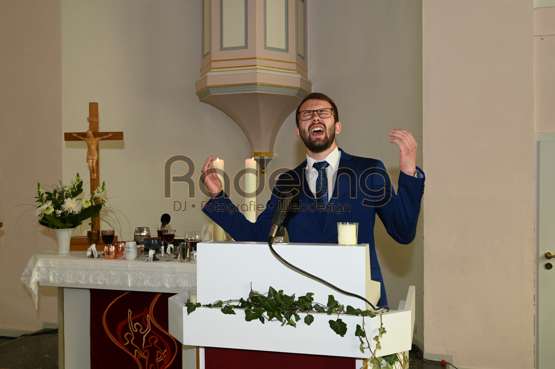 Foto eines singenden Lektors während des Konfirmationsgottesdienstes